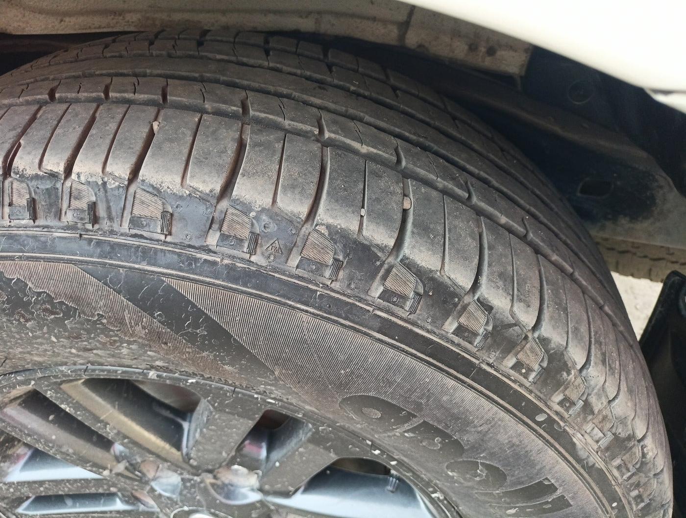2015 Toyota Fortuner 3.0 4X2 AT, Diesel, Automatic, 2,05,991 km, tyre