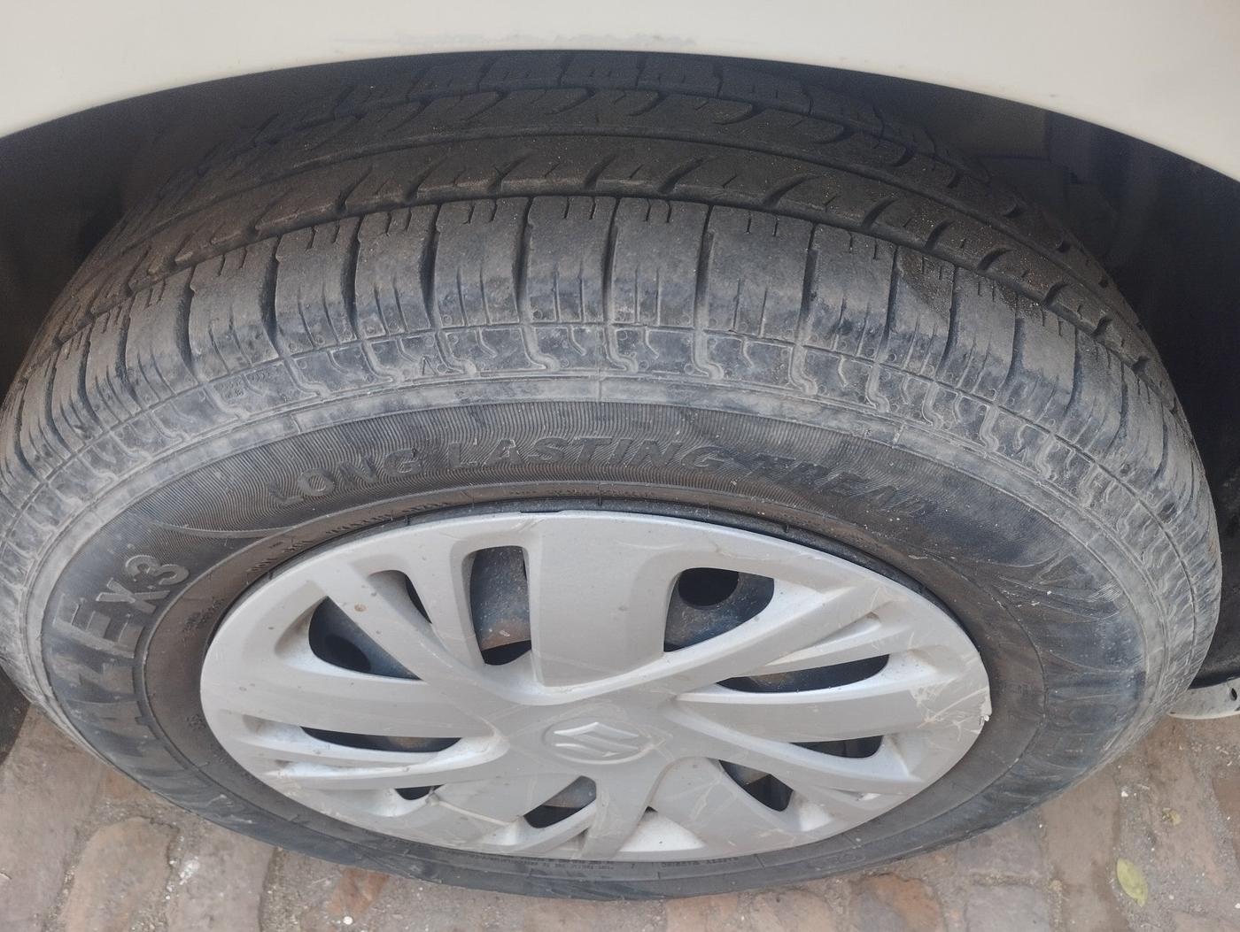 2015 Maruti Swift VXI, Petrol, Manual, 70,168 km, tyre