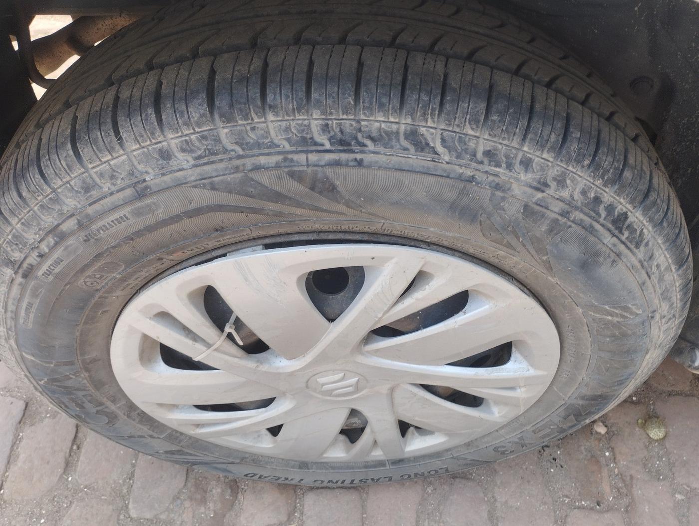 2015 Maruti Swift VXI, Petrol, Manual, 70,168 km, tyre
