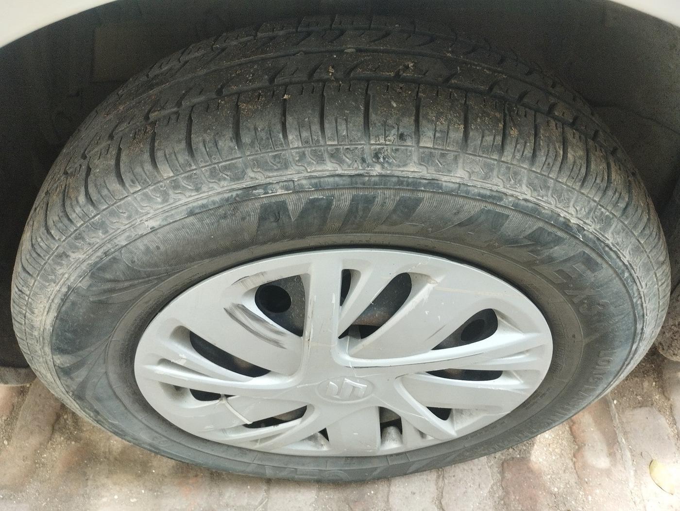 2015 Maruti Swift VXI, Petrol, Manual, 70,168 km, tyre