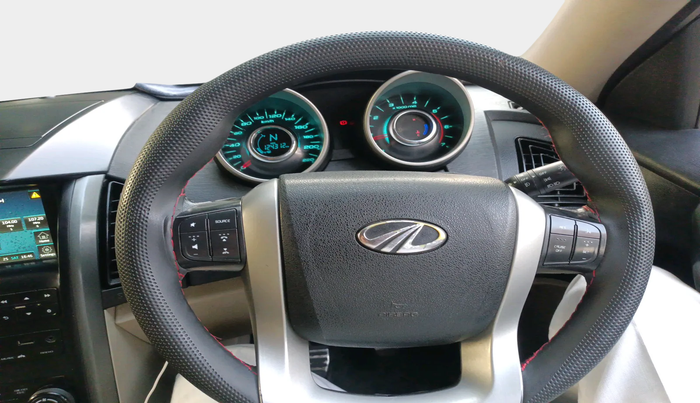 2018 Mahindra XUV500 W10, Diesel, Manual, 1,24,312 km, interior