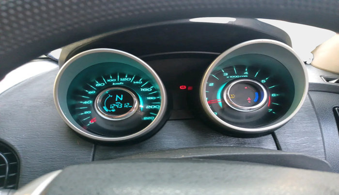 2018 Mahindra XUV500 W10, Diesel, Manual, 1,24,312 km, interior