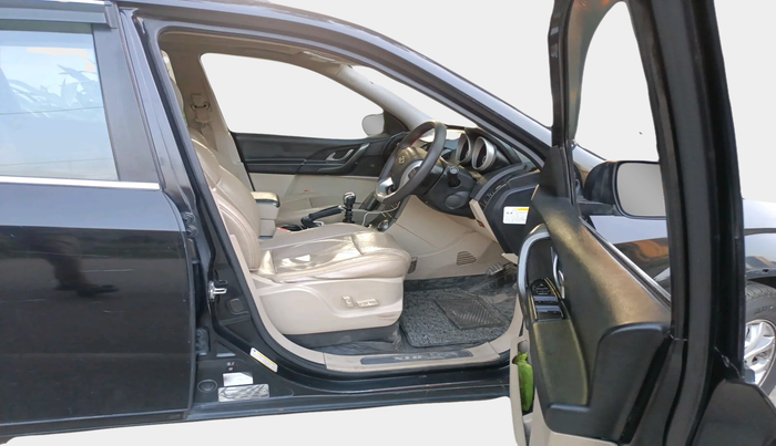 2018 Mahindra XUV500 W10, Diesel, Manual, 1,24,312 km, interior