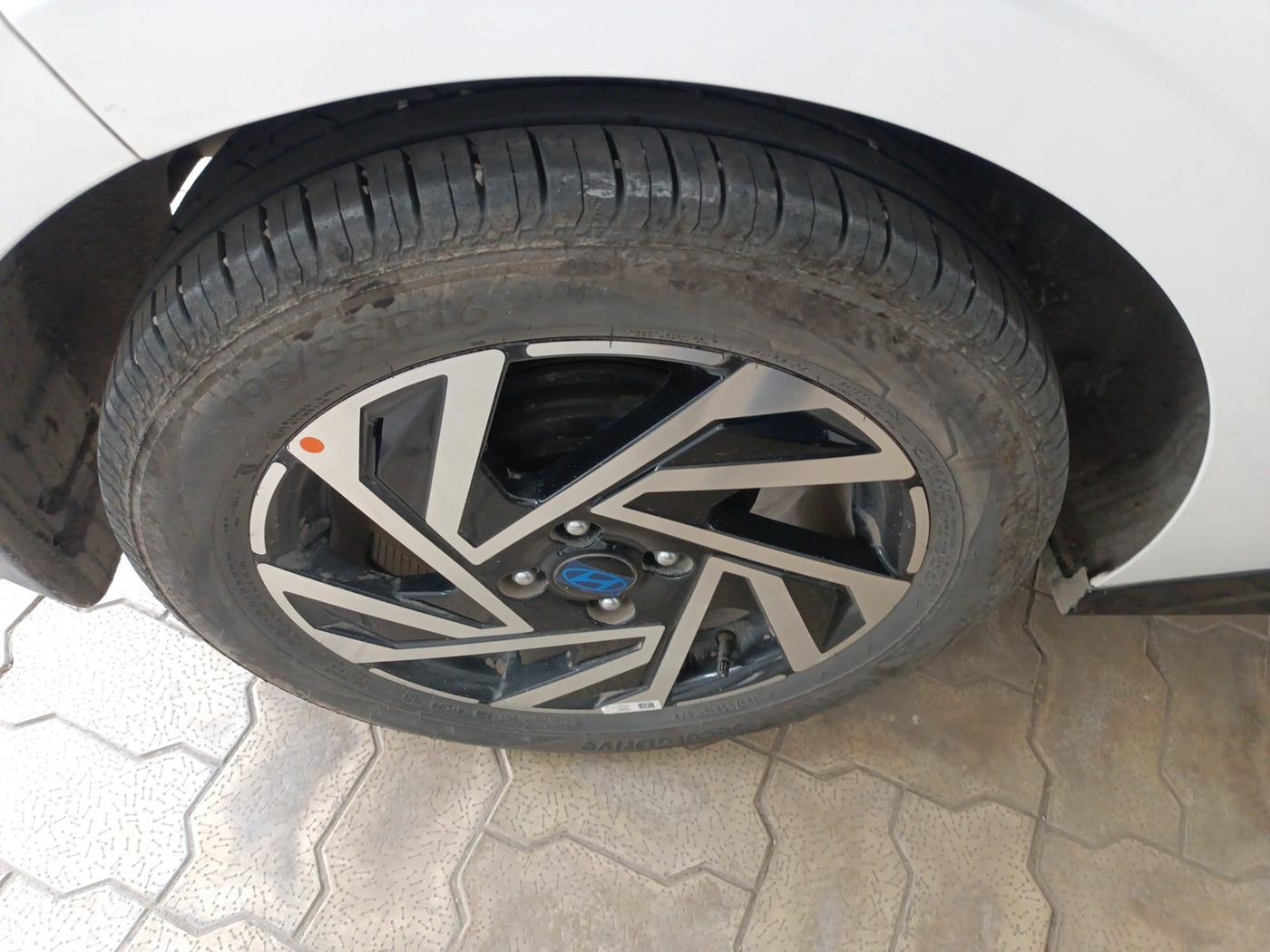 2024 Hyundai NEW I20 ASTA 1.2 MT, Petrol, Manual, 8,083 km, tyre