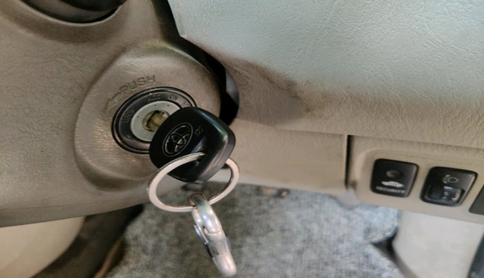 2010 Toyota Innova 2.5 G2 8STR, Diesel, Manual, 1,75,527 km, interior