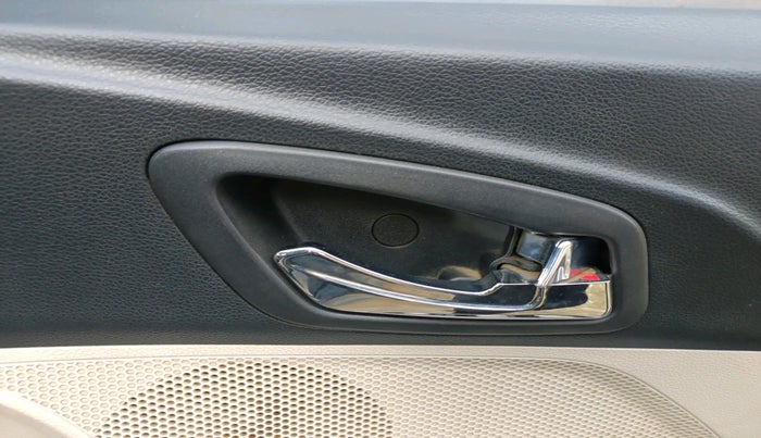 2021 Mahindra XUV300 W8 (O) 1.5 DIESEL, Diesel, Manual, 1,20,352 km, interior