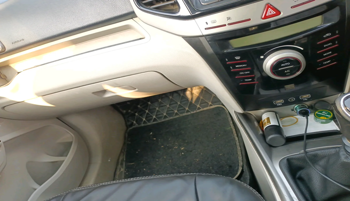 2021 Mahindra XUV300 W8 (O) 1.5 DIESEL, Diesel, Manual, 1,20,352 km, interior