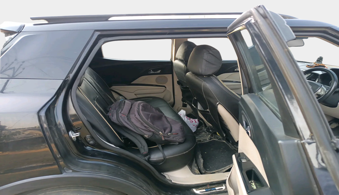 2021 Mahindra XUV300 W8 (O) 1.5 DIESEL, Diesel, Manual, 1,20,352 km, interior