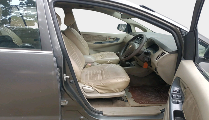 2011 Toyota Innova 2.5 G4 8 STR, Diesel, Manual, 55,327 km, interior