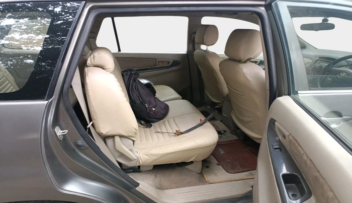 2011 Toyota Innova 2.5 G4 8 STR, Diesel, Manual, 55,327 km, interior