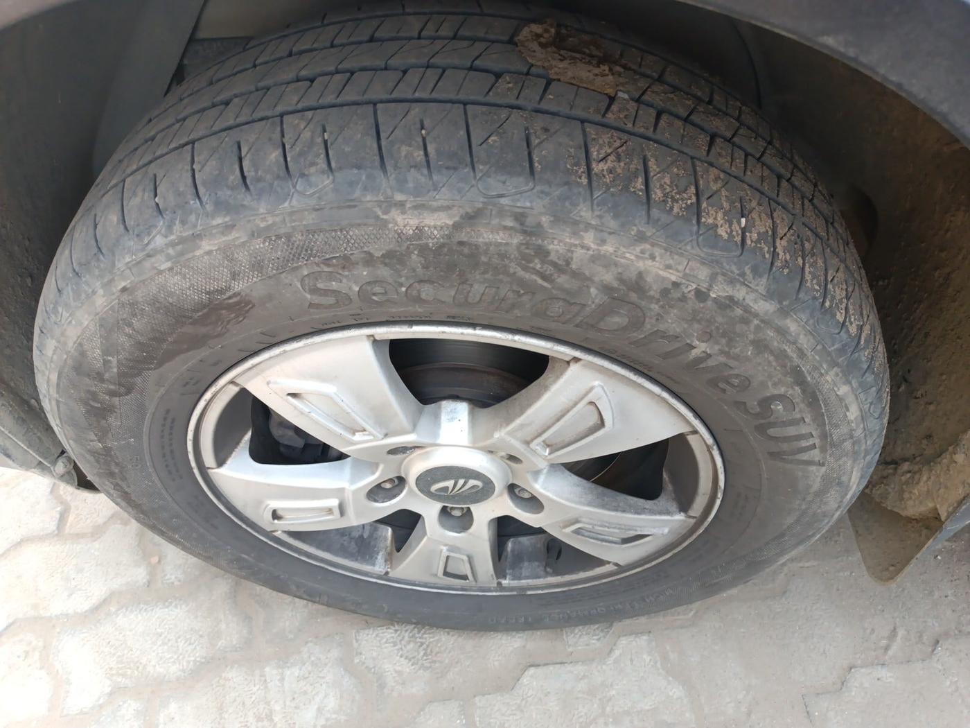 2014 Mahindra XUV500 W8, Diesel, Manual, 3,72,264 km, tyre