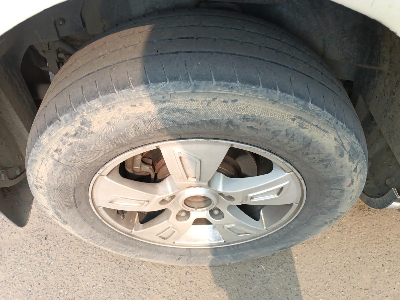 2014 Mahindra XUV500 W8, Diesel, Manual, 3,72,264 km, tyre