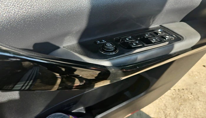 2023 Mahindra XUV700 AX 7 LUXURY P AT 7 STR, Petrol, Automatic, 19,876 km, interior