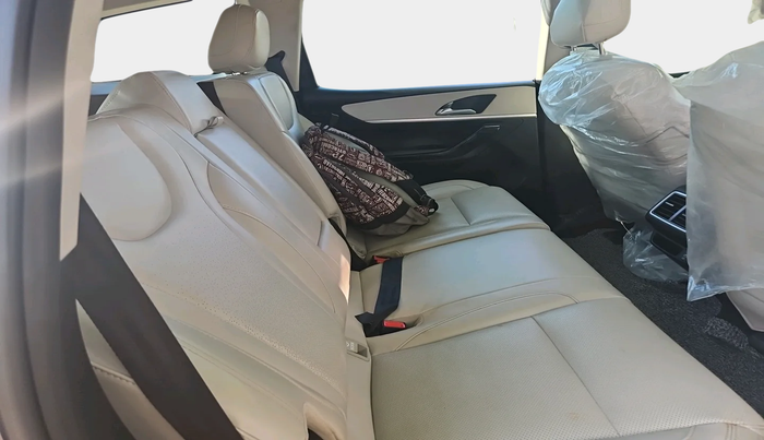 2023 Mahindra XUV700 AX 7 LUXURY P AT 7 STR, Petrol, Automatic, 19,876 km, interior