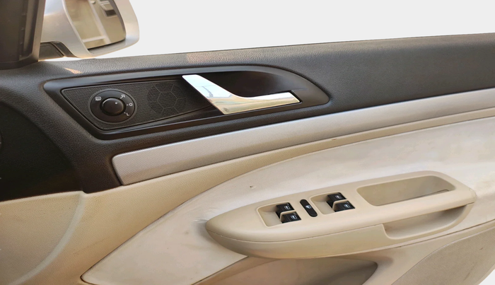 2011 Skoda Laura AMBIENTE 2.0 TDI CR AT, Diesel, Automatic, 1,87,564 km, interior