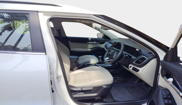 2024 KIA SELTOS  HTX 1.5 PETROL MT, Petrol, Manual, 8,806 km, interior