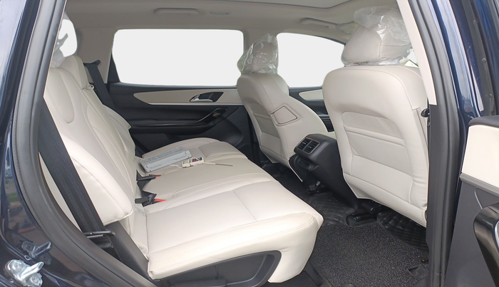2024 Mahindra XUV700 AX 7 D MT 7 STR, Diesel, Manual, 4,345 km, interior