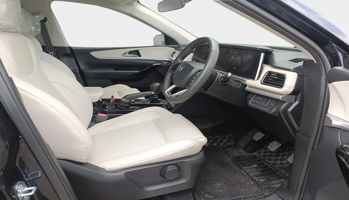 2024 Mahindra XUV700 AX 7 D MT 7 STR, Diesel, Manual, 4,345 km, interior