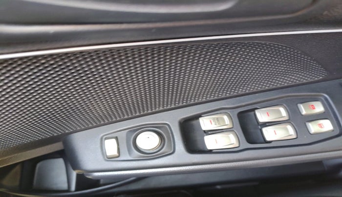 2023 Mahindra XUV300 W6 1.2 PETROL, Petrol, Manual, 17,282 km, interior