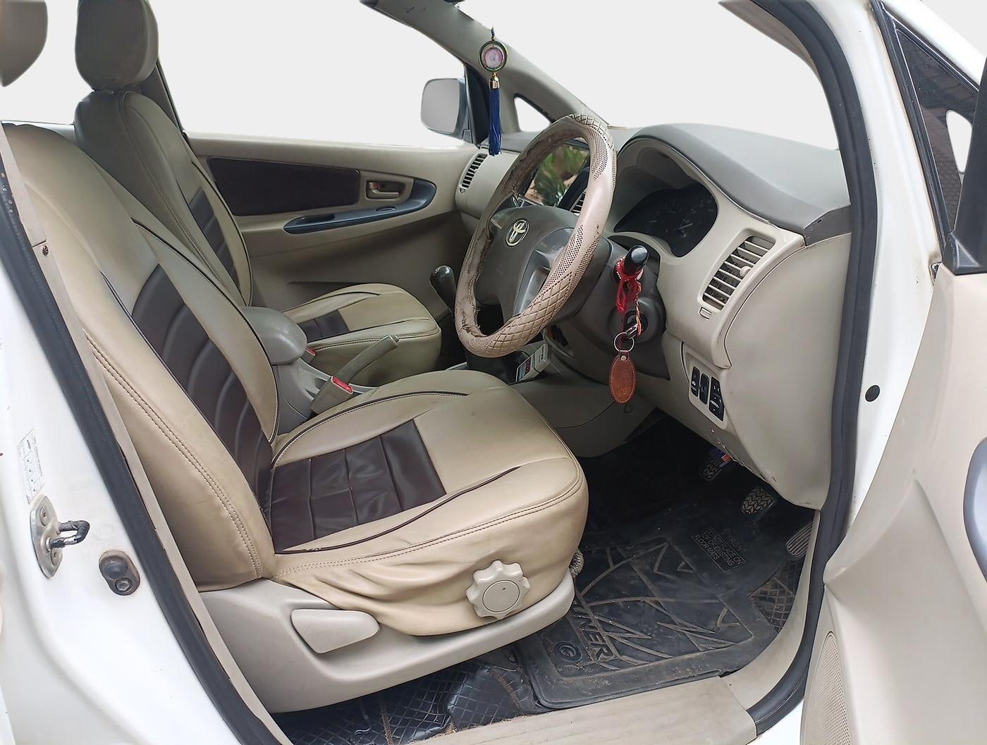 2013 Toyota Innova 2.5 GX 7 STR, Diesel, Manual, 1,18,196 km, interior