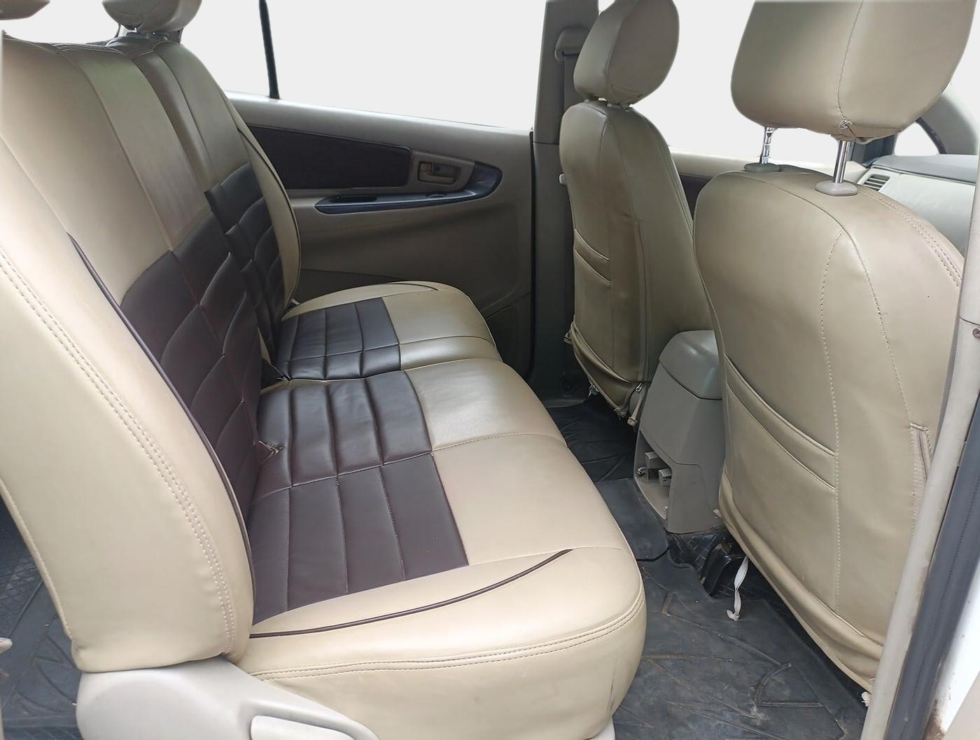 2013 Toyota Innova 2.5 GX 7 STR, Diesel, Manual, 1,18,196 km, interior