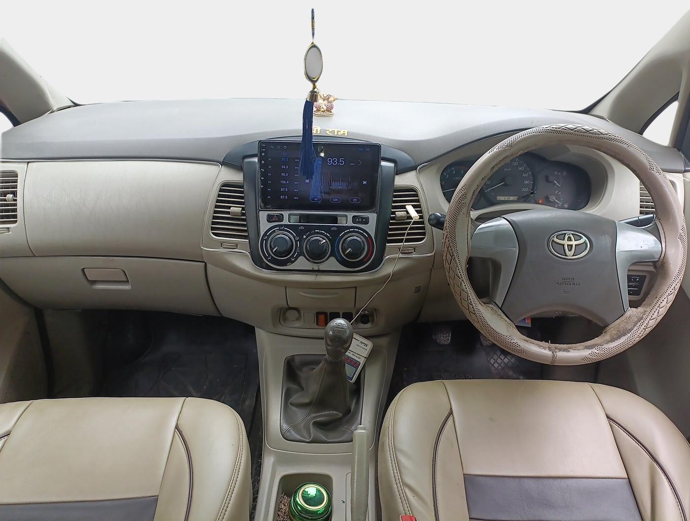 2013 Toyota Innova 2.5 GX 7 STR, Diesel, Manual, 1,18,196 km, interior