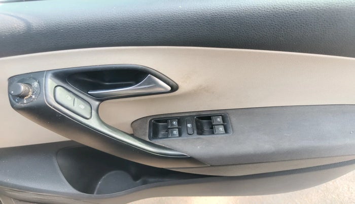 2014 Volkswagen Polo HIGHLINE1.2L, Petrol, Manual, 1,06,242 km, interior