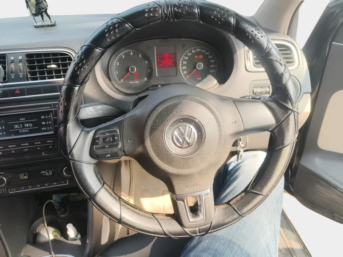 2014 Volkswagen Polo HIGHLINE1.2L, Petrol, Manual, 1,06,242 km, interior