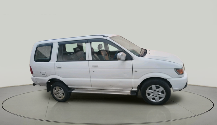 2013 Chevrolet Tavera NEO LS B3 7 STR BS III, Diesel, Manual, 3,81,866 km, exterior