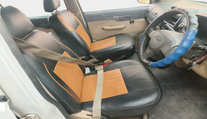 2013 Chevrolet Tavera NEO LS B3 7 STR BS III, Diesel, Manual, 3,81,866 km, interior