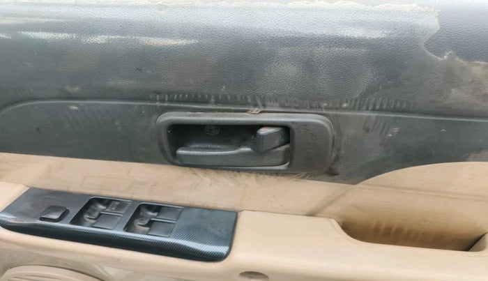 2013 Chevrolet Tavera NEO LS B3 7 STR BS III, Diesel, Manual, 3,81,866 km, interior