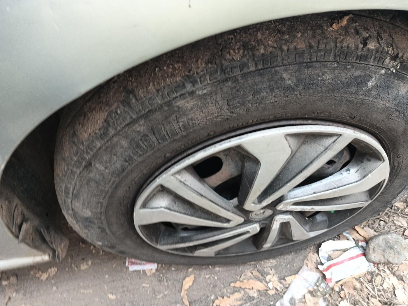 2010 Volkswagen Vento TRENDLINE DIESEL 1.6, Diesel, Manual, 1,04,336 km, tyre