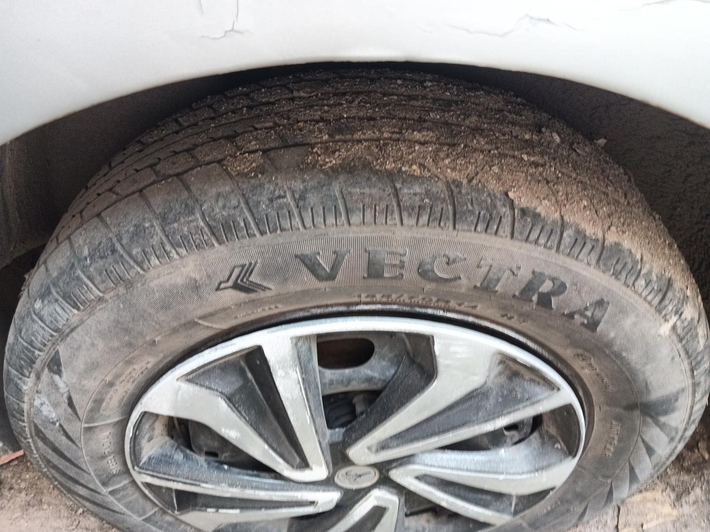 2010 Volkswagen Vento TRENDLINE DIESEL 1.6, Diesel, Manual, 1,04,336 km, tyre