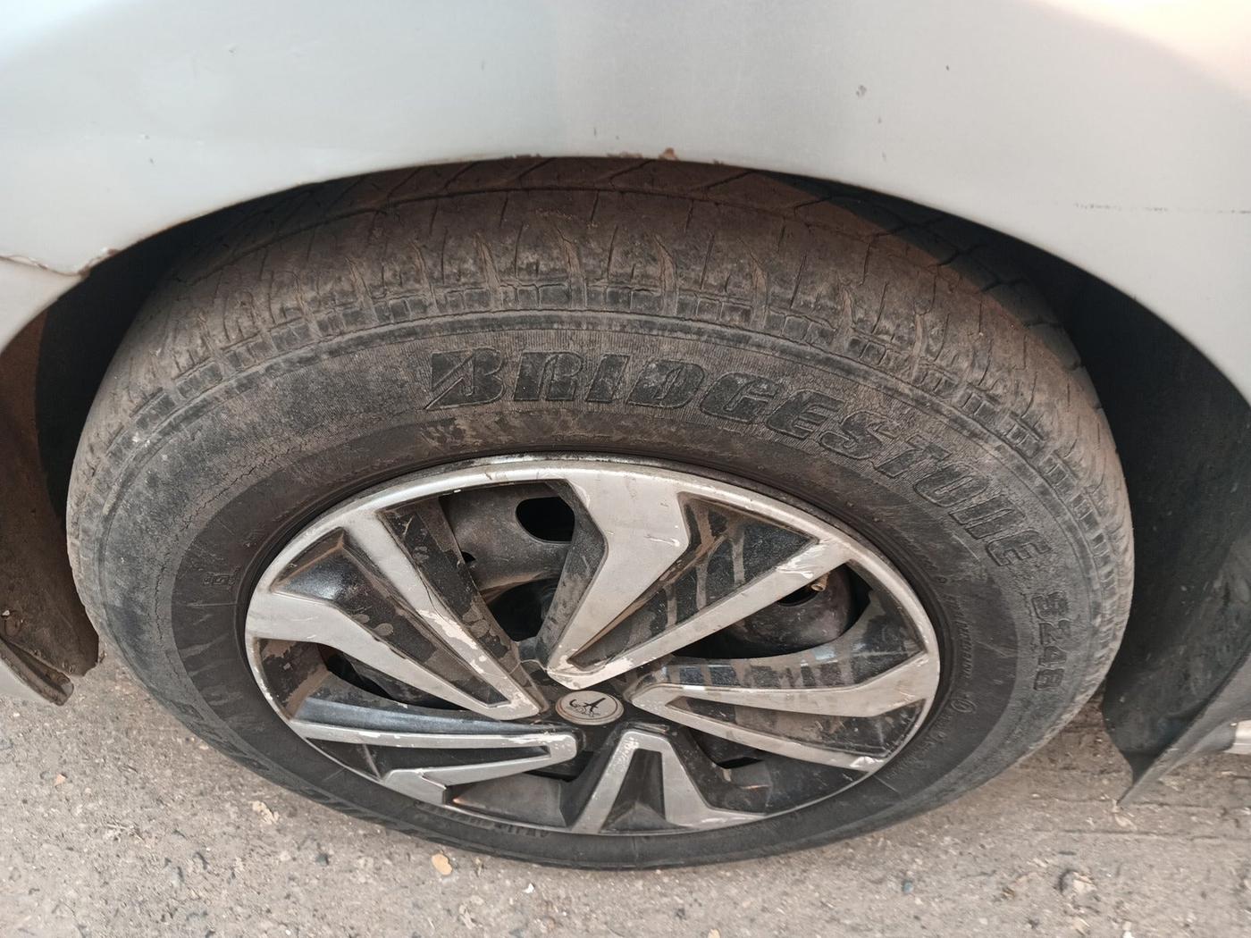 2010 Volkswagen Vento TRENDLINE DIESEL 1.6, Diesel, Manual, 1,04,336 km, tyre