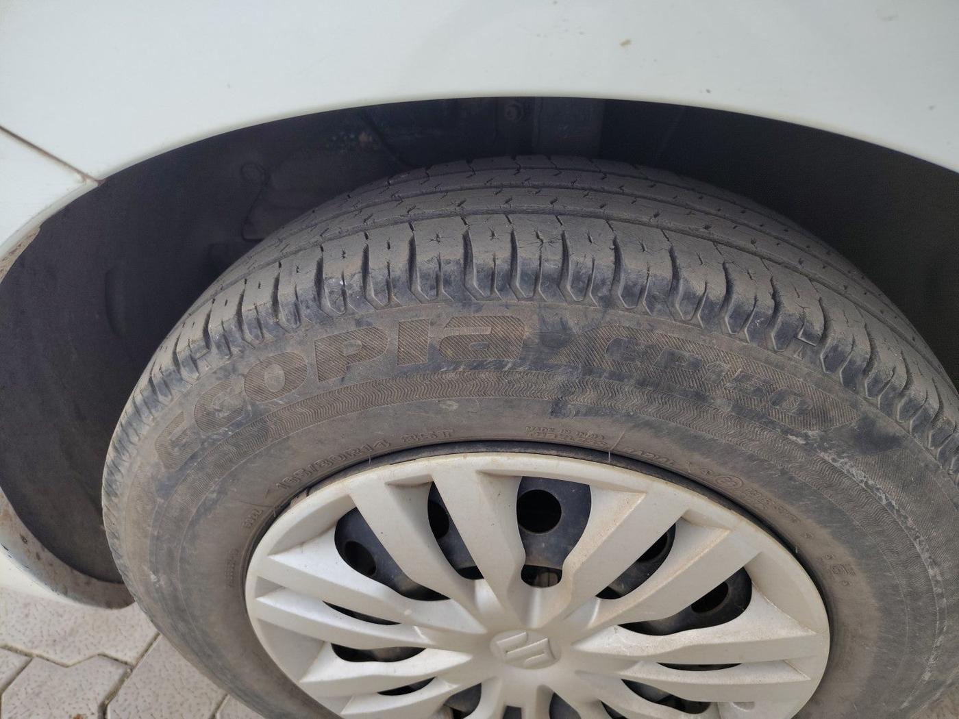 2017 Maruti Dzire VXI AMT, Petrol, Automatic, 41,037 km, tyre