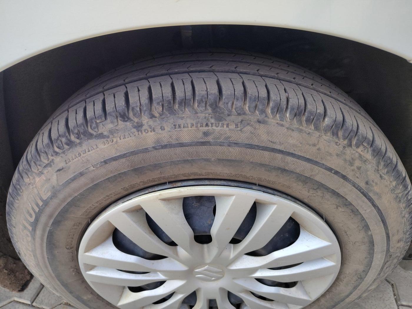 2017 Maruti Dzire VXI AMT, Petrol, Automatic, 41,037 km, tyre