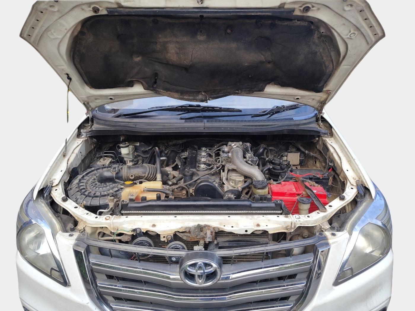 2014 Toyota Innova 2.5 GX 8 STR, Diesel, Manual, 84,307 km, exterior
