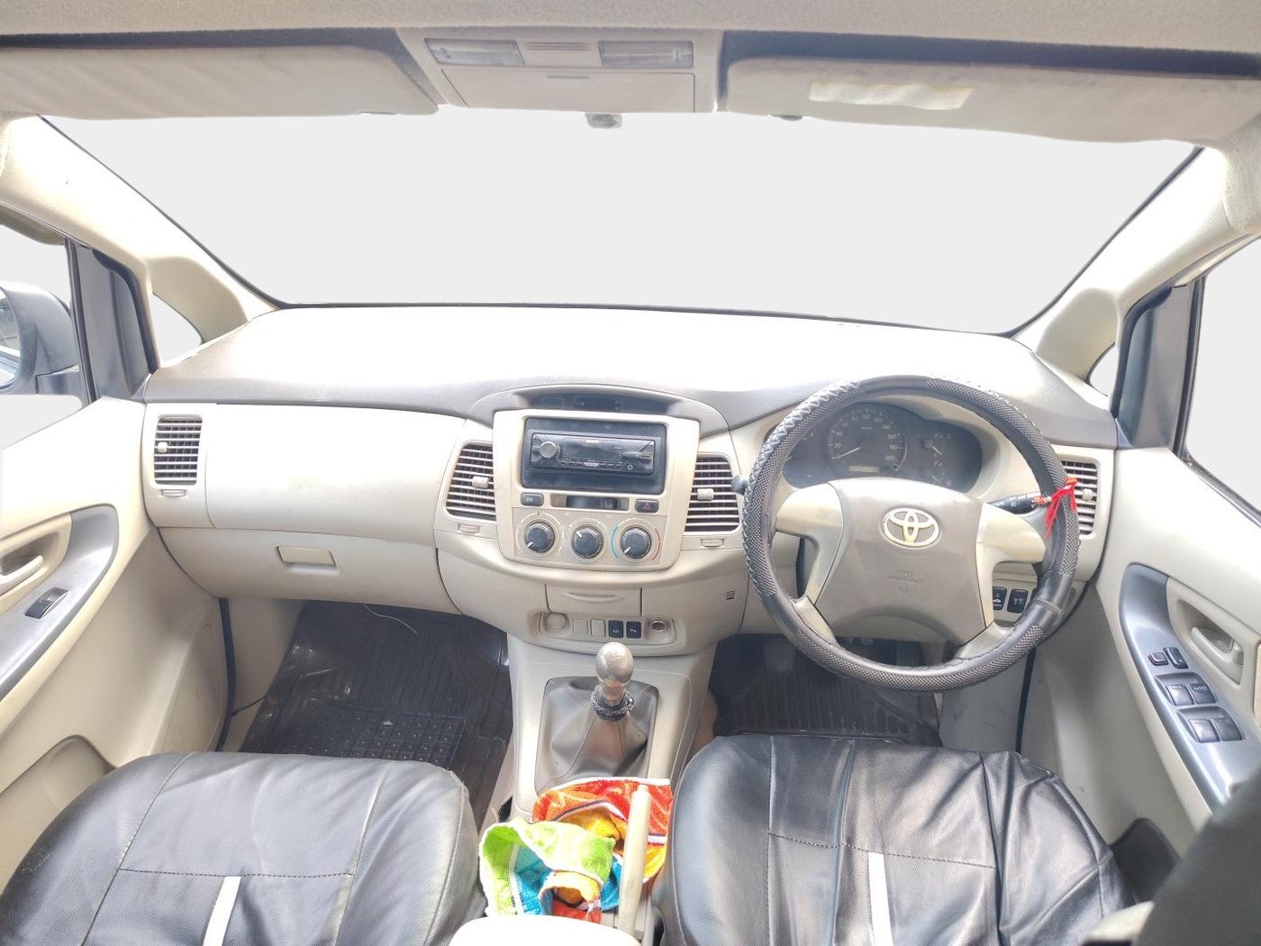 2014 Toyota Innova 2.5 GX 8 STR, Diesel, Manual, 84,307 km, interior