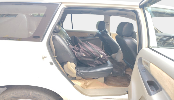 2014 Toyota Innova 2.5 GX 8 STR, Diesel, Manual, 84,307 km, interior