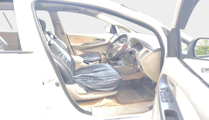 2014 Toyota Innova 2.5 GX 8 STR, Diesel, Manual, 84,307 km, interior
