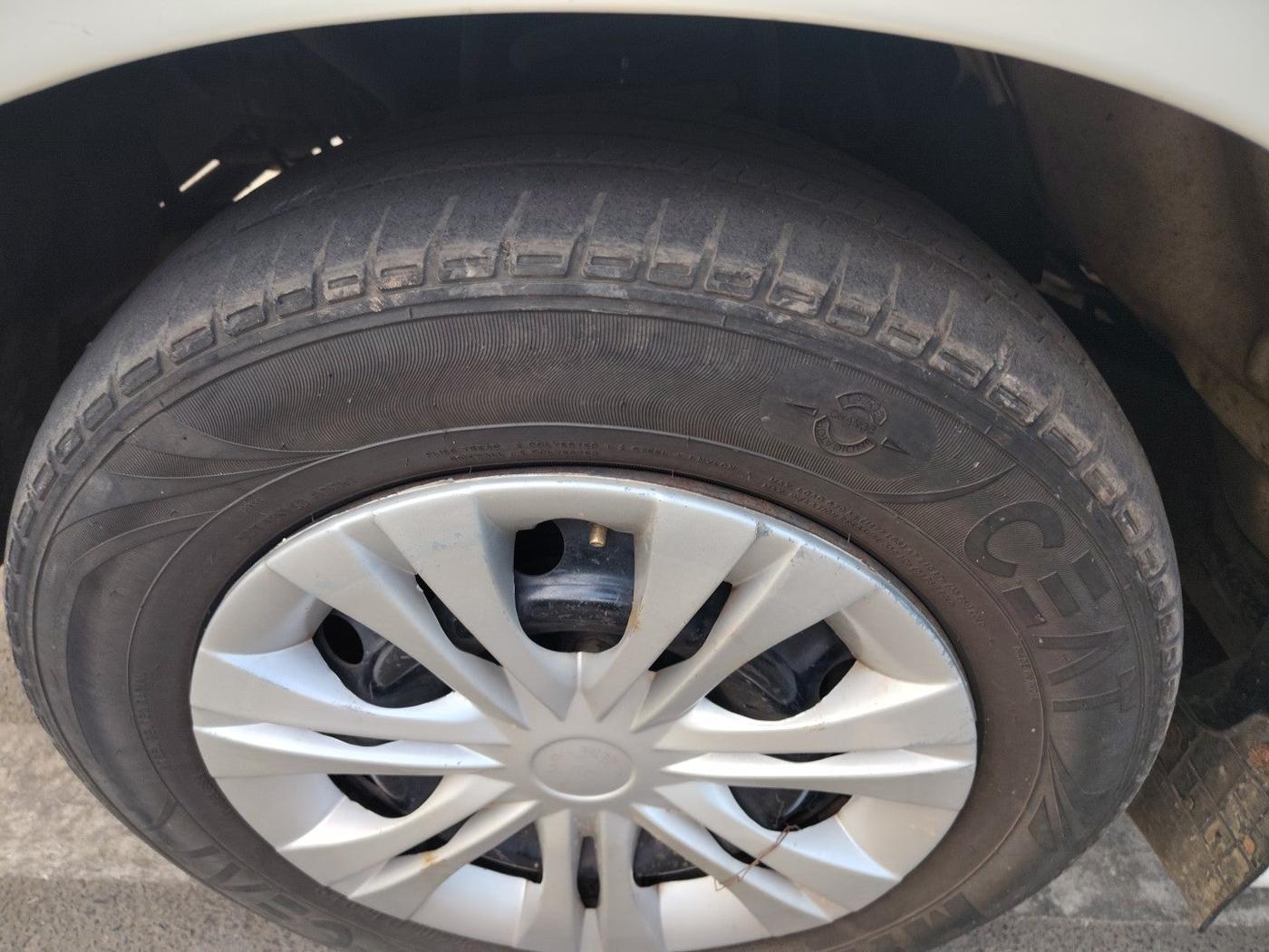 2014 Toyota Innova 2.5 GX 8 STR, Diesel, Manual, 84,307 km, tyre