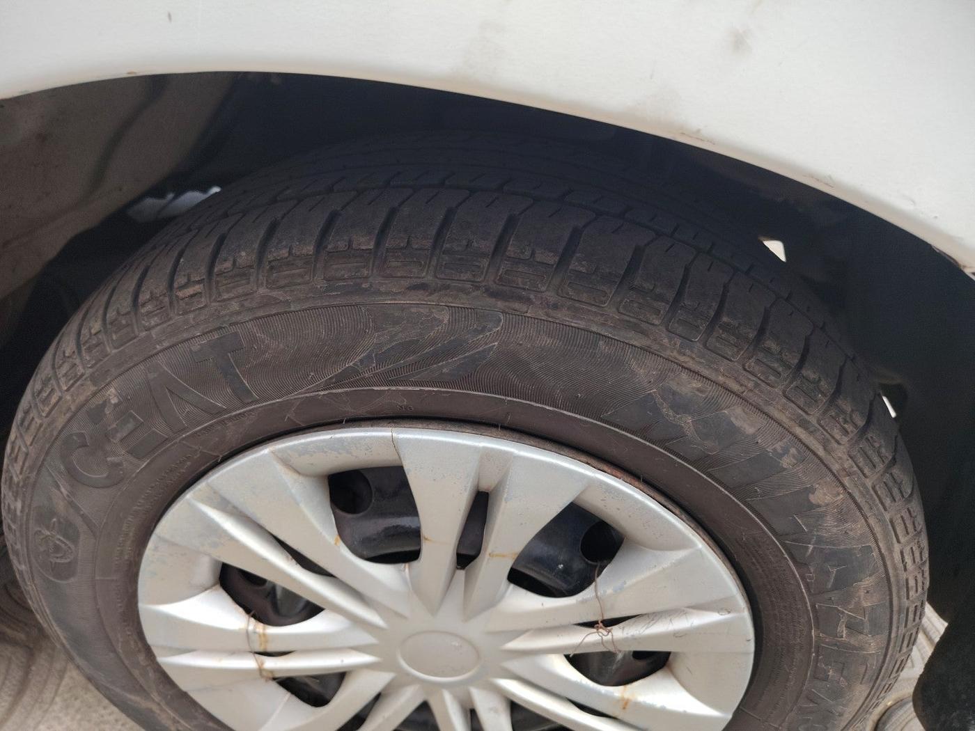 2014 Toyota Innova 2.5 GX 8 STR, Diesel, Manual, 84,307 km, tyre