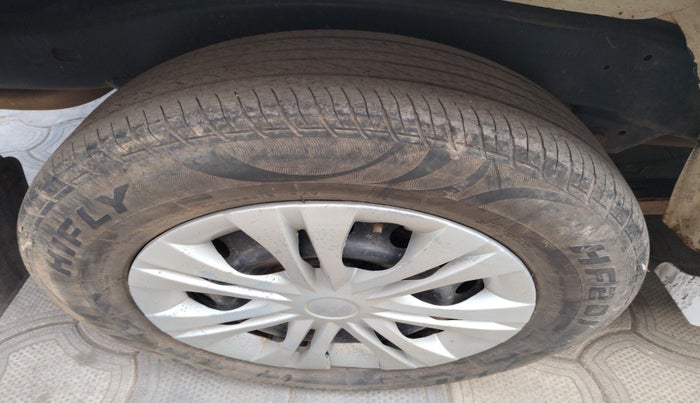 2014 Toyota Innova 2.5 GX 8 STR, Diesel, Manual, 84,307 km, tyre