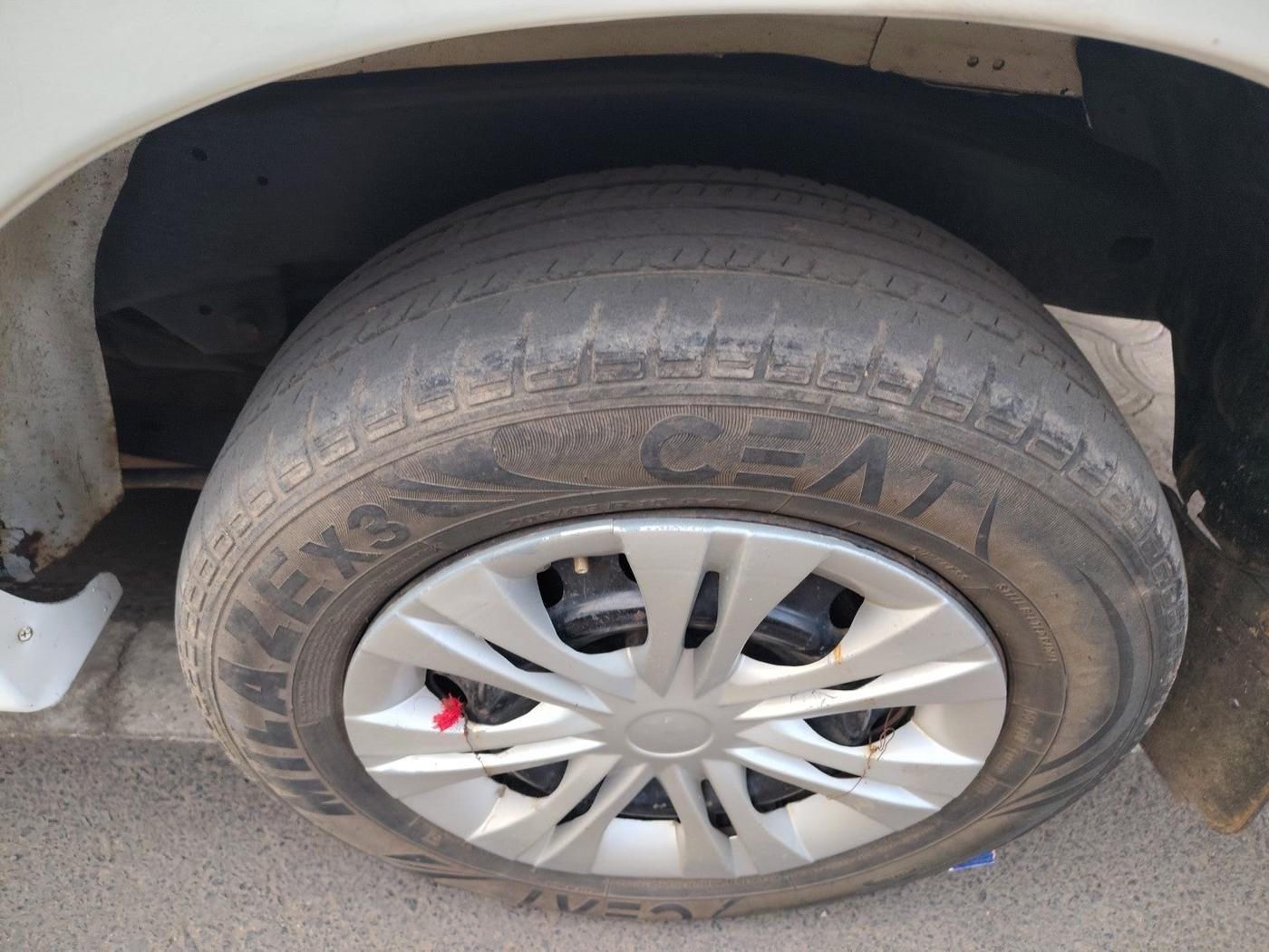 2014 Toyota Innova 2.5 GX 8 STR, Diesel, Manual, 84,307 km, tyre