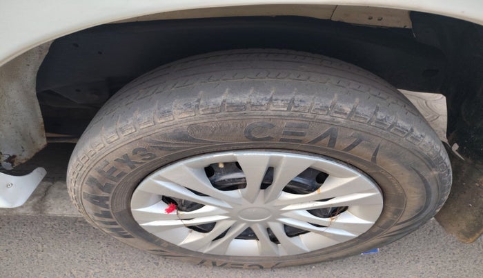 2014 Toyota Innova 2.5 GX 8 STR, Diesel, Manual, 84,307 km, tyre