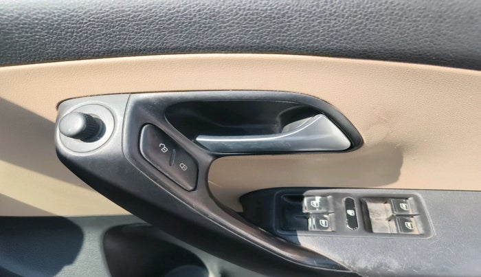 2016 Volkswagen Ameo COMFORTLINE 1.2L, Petrol, Manual, 1,72,139 km, interior