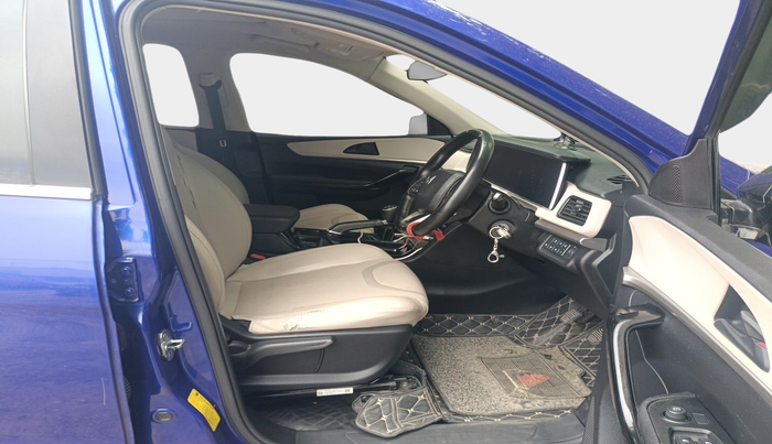 2023 Mahindra XUV700 AX 5 D MT 5 STR, Diesel, Manual, 93,637 km, interior