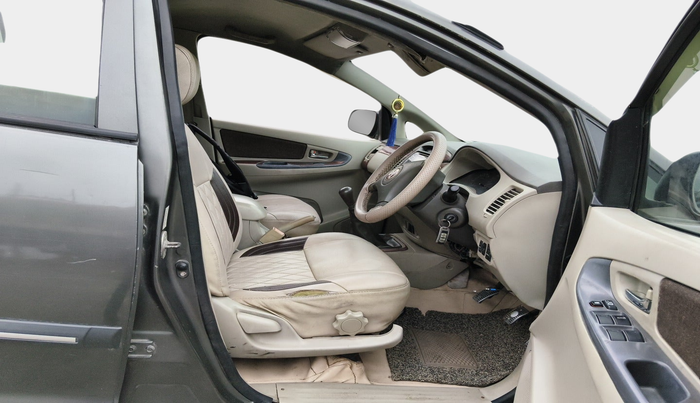 2010 Toyota Innova G1 2.5, Diesel, Manual, 3,50,886 km, interior