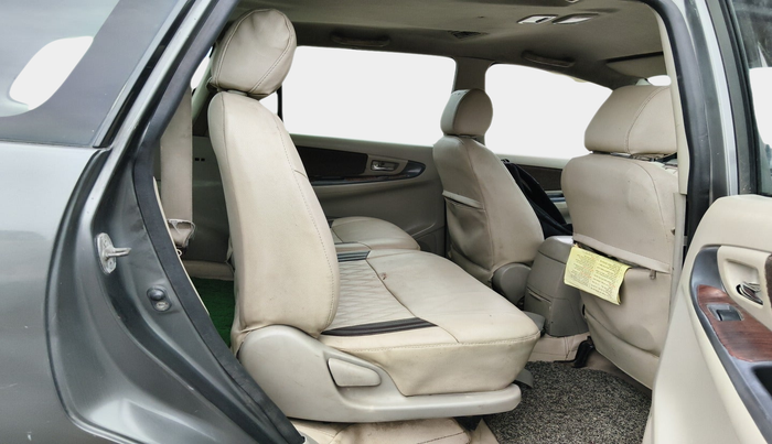 2010 Toyota Innova G1 2.5, Diesel, Manual, 3,50,886 km, interior