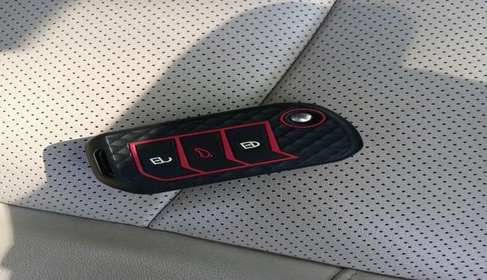 2022 Mahindra XUV700 AX 7 LUXURY D AT 7 STR, Diesel, Automatic, 71,871 km, interior